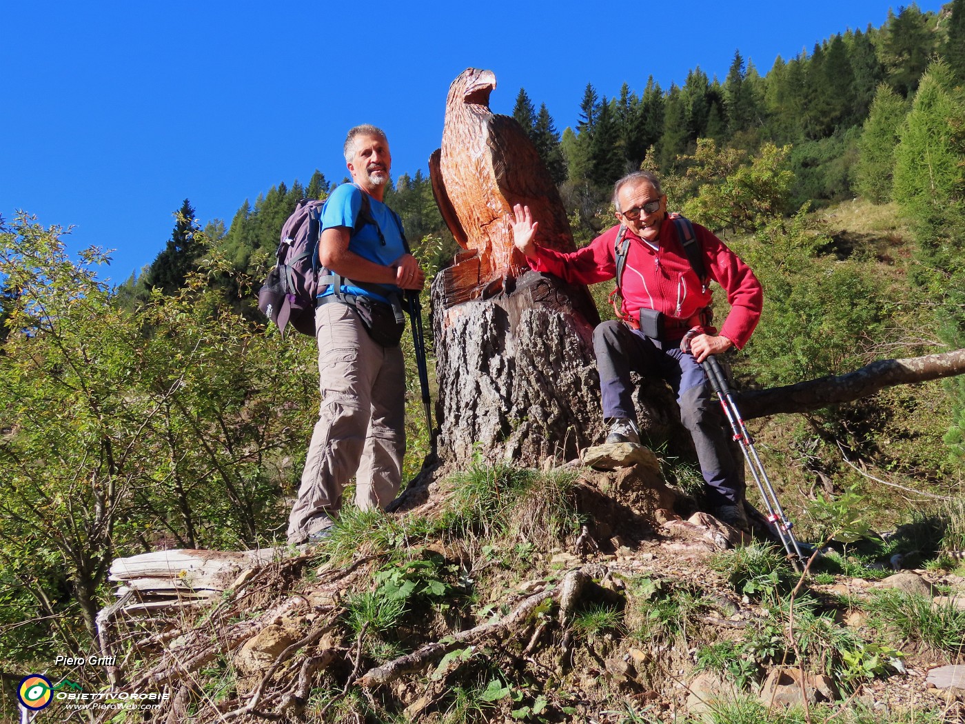 04 Sul sent. 215-217 l'Aquila scolpita in tronco d'abete radicato.JPG